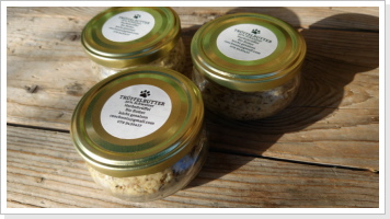 100g Trüffelbutter mit 30% Burgunder Herbsttrüffel Fr. 18.- meist erhältlich gefroren, 6 Monate haltbar 100g Trüffelbutter mit 30% Burgunder Herbsttrüffel Fr. 18.- meist erhältlich gefroren, 6 Monate haltbar